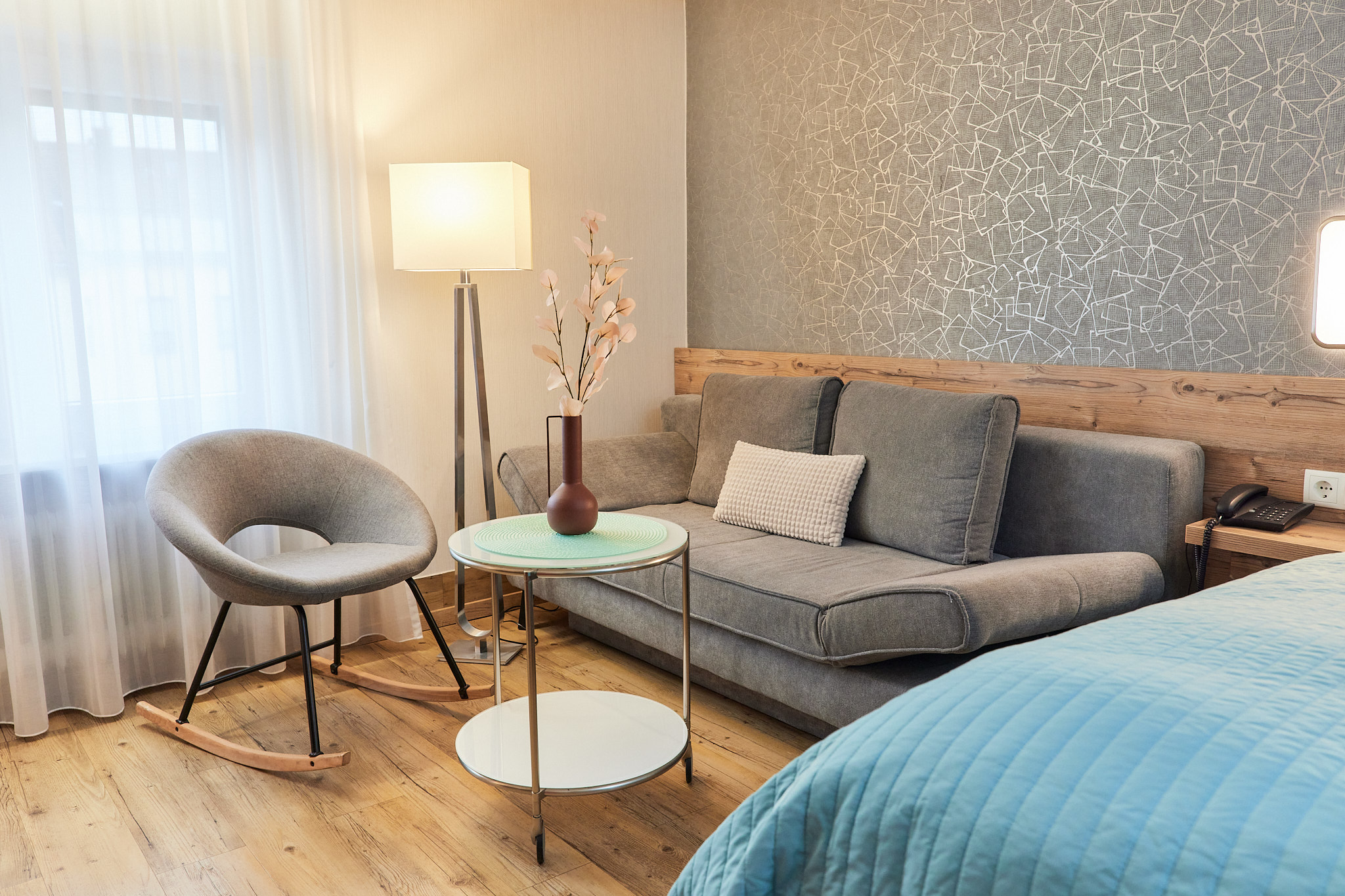 &lt;p&gt;Alle Zimmer unseres Hotels wurden zuletzt im Jahr 2023 renoviert und sind dementsprechend modern und zugleich gem&amp;uuml;tlich ausgestattet.&lt;/p&gt;